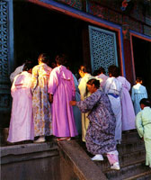 Миряне идут в храм Пульгук-са